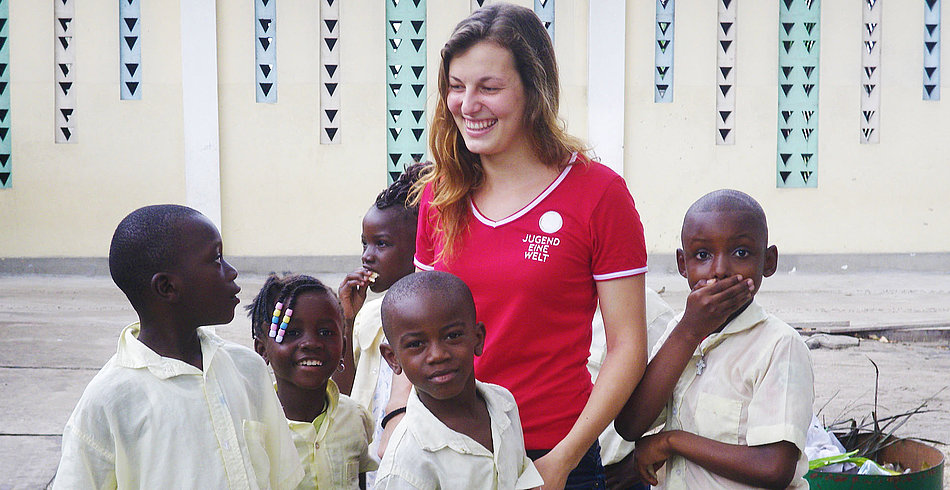 Katharina mit Schulkindern im Kongo